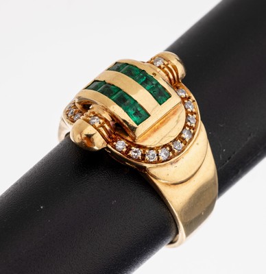 18 kt Gold Smaragd-Brillant-Ring, GG 750/000, Ringkopf in Form einer angedeuteten Gürtelschließe, 8 Smaragd-Carrees zus. ca. 0.18 ct, 20 ...