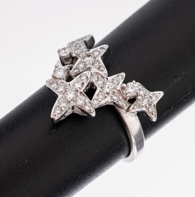 18 kt Gold Brillant-Ring, WG 750/000, asymmetrischer Ringkopf mit Sternen, 40 Brillanten zus. ca. 0.68 ct Weiß/si, RW 54, ca. 6.6 g