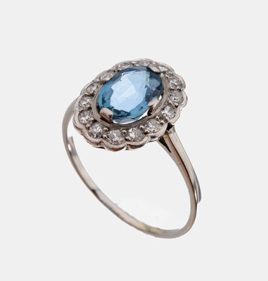 18 kt Gold Saphir-Diamant-Ring, WG 750/000 gepr., mittig erhabener ovalfacett. Saphir ca.1.15 ct, umgeben von 14 8/8-Diamanten zus. ca. 0.28 ct ...