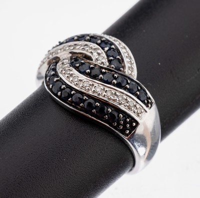 8 kt Gold Saphir-Diamant-Ring, WG 333/000, geschwungener Ringkopf, 24 rundfacett. Saphirezus. ca. 0.24 ct, 27 8/8-Diamanten zus. ca. 0.13 ct ...
