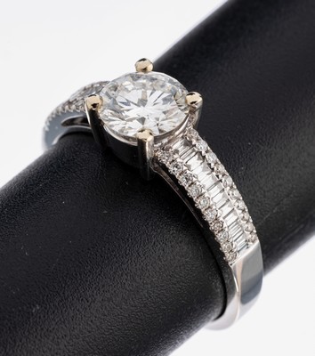18 kt Gold Diamant-Ring, WG 750/000, mittigBrillant ca. 1.07 ct feines Weiß(G)/lr, Ringschultern mit Diamantbaguettes und Brillanten zus. ca. 0.31 ...
