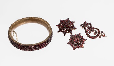 Konvolut Granatschmuck, Böhmen um 1890, Tombak, best. aus: 3 Broschen, 1 Armreif, facett. Granate von schöner Farbe, Armreifd. ca. 5.6 x 5 cm, ...