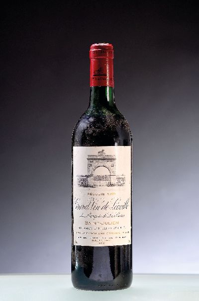 1 Flasche 1989 Chateau Leoville-Las Cases Grand Vin de Leoville, Saint-Julien, ca. 750ml, 13,5%Vol., upper shoulder, Etikett l. beschmutzt, 95 ...