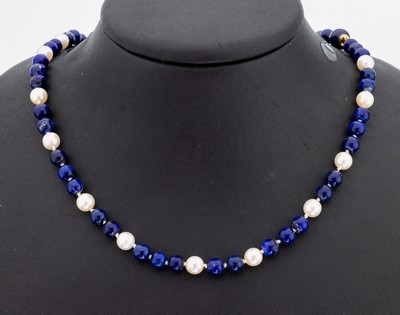 Lapislazuli-Perl-Collier mit 14 kt Gold Schließe, GG 585/000, Lapislazuli-Kugeln und Akoyazuchtperlen, D. ca. 6-6.4 mm, L. ca. 47.5 cm, ...
