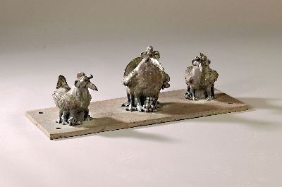 Gernot Rumpf, 1941 Kaiserslautern - 2025, drei Elwetritschen auf Bronzeplatte, Bronze, Interpretation des pfälzischen Fabeltieres, mittlere Figur ...