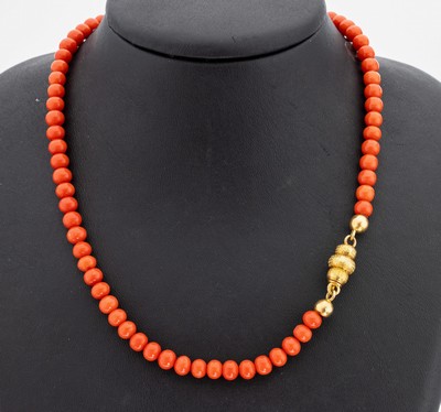 Korallen-Collier mit 14 kt Gold Schließe, GG 585/000, überlang, Korallen-Kugeln, D. ca. 6 mm, sehr schöne Farbe, L. ca. 102 cm, Kastenschloss, ...