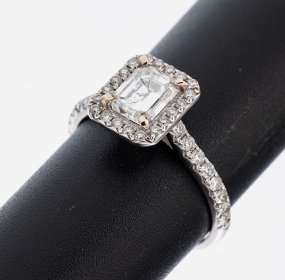 18 kt Gold Diamant-Ring, WG 750/000, mittigDiamant-Baguette ca. 1.10 ct Weiß/p, 36 Brillanten zus. ca. 0.45 ct (grav.) Weiß/si, RW 54, ca. 3.1 g