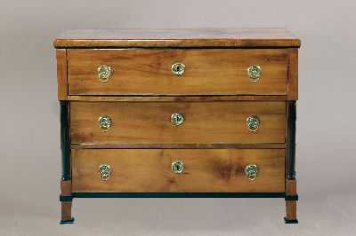 Säulenkommode, um 1820/25, Kirschbaum, geschwärztes Säulen, Messingbeschläge, 1 Schlüssel, poliert, ca. 94 x 120 x 61 cm, EZ 2