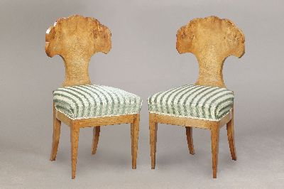 Paar Biedermeierstühle, Österreich, um 1825, Esche furniert, Rückenlehne in stilisierter Fächerform, grün weiß gestreifte und geblümte ...