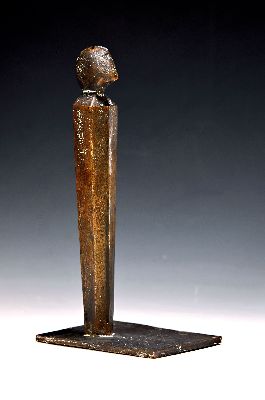 Theo Röhrig oder Rörig 1940-2022, Bronzefigur, stele mit Kopf, Bronze patiniert, ca. 24 x 9.4 x 12 cm, monogr.