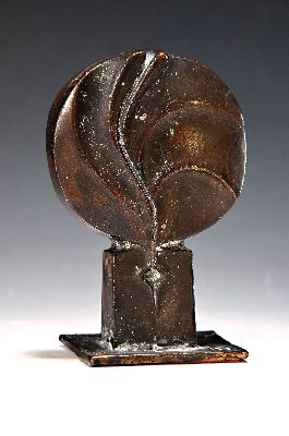Theo Rörig 1940-2022, war ein deutscher Bildhauer, Bronzefigur, florale Darstellung, Sockel mit Blatt , monogrammiert, ca. 15 cm, num. 4/10