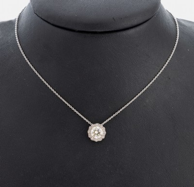 18 kt Gold Brillant-Anhänger, WG 750/000, Brillant ca. 1.00 ct get.Weiß/si, umgeben von Brillanten zus. ca. 0.10 ct feines Weiß-Weiß/ vs-si, an ...