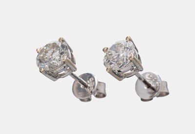 Paar 14 kt Gold Diamant-Ohrstecker, WG 585/000, 1 Brillant und 1 Altschliffdiamant zus. ca. 1.16 ct Weiß-l.get.Weiß/p, ca. 1.2 g