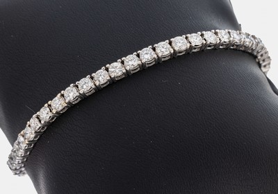 14 kt Gold Brillant-Armband, WG 585/000, 48 Brillanten zus. ca. 7.68 ct feines Weiß- Weiß/vs-si, L. ca. 18.5 cm, Kastenschloss mit 2 ...