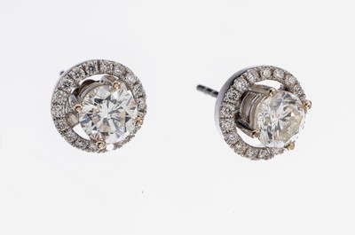 Paar 18 kt Gold Brillant-Ohrstecker, WG 750/000, 2 Brillanten zus. ca. 1.11 ct l.get.Weiß/si, abnehmbare Kränze mit Brillanten zus. ca. 0.30 ct ...