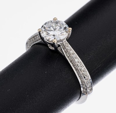 18 kt Gold Brillant-Ring, WG 750/000, mittig Brillant ca. 1.04 ct hochfeines Weiß+ (D)/vvs2, Ringschultern mit 72 Brillanten zus.ca. 0.36 ct feines ...