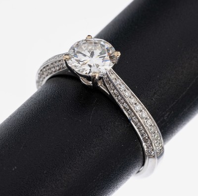 18 kt Gold Brillant-Ring, WG 750/000, mittig Brillant ca. 1.00 ct feines Weiß(G)/lr,Ringschultern mit Brillanten zus. ca. 0.36 ct feines ...