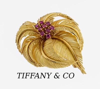 18 kt Gold TIFFANY & CO Rubin-Brosche, 1960er Jahre, GG 750/000, floral, schwere qualitätvolle Verarbeitung, 11 rundfacett. Rubine zus. ca. 1.20 ...