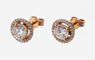 Paar 18 kt Gold Brillant-Ohrstecker, RG 750/000, 2 Brillanten zus. ca. 1.61 ct Weiß-l.get.Weiß/si, umgeben von Brillanten zus. ca. 0.25 ct feines ...