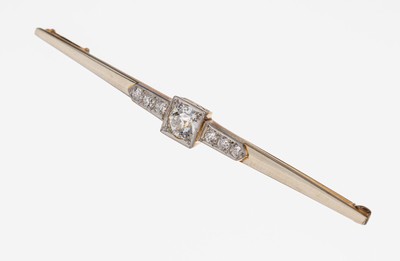 14 kt Gold Art Deco Diamant-Brosche, um 1920, GG 585/000, schauseitig Platin, mittig Altschliffdiamant ca. 0.65 ct get.Weiß/si, seitl. 6 ...