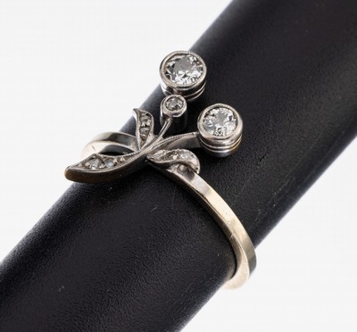 14 kt Gold Diamant-Ring, WG 585/000, schlichte Ringschiene, aufgesetztes Zierelement aus älterem Zusammenhang um 1900, schauseitig Platin, ...