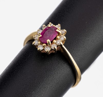14 kt Gold Rubin-Brillant-Ring, GG 585/000,mittig erhaben gefasster ovalfacett. Rubin ca.0.30 ct, 12 Brillanten zus. ca. 0.15 ct l.get.Weiß/p, RW ...
