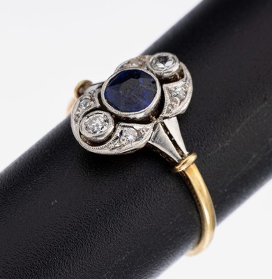 18 kt Gold Art Deco Saphir-Diamant-Ring, um 1920, GG 750/000, Ringkopf schauseitig Platin, mittig rundfacett. Saphir ca. 0.50 ct,6 ...
