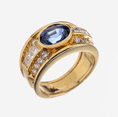 18 kt Gold Saphir-Diamant-Ring, GG 750/000,qualitätvolle Verarbeitung, mittig ovalfacett.Saphir von sehr schöner Farbe ca. 2.50 ct, 6 Princess Cut ...