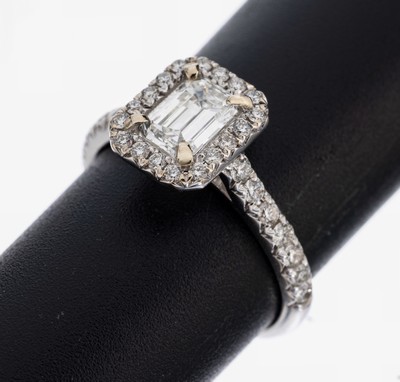 18 kt Gold Diamant-Ring, WG 750/000, mittigDiamant im Emerald Cut ca. 0.78 ct Weiß/si, Brillanten zus. ca. 0.51 ct (grav.) feines ...