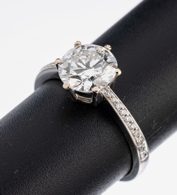 18 kt Gold Brillant-Ring, WG 750/000, Brillant ca. 2.02 ct hochfeines Weiß(E)/vs1, Ringschultern mit Brillanten zus. ca. 0.13 ct feines ...