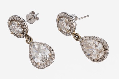 Paar 18 kt Gold Diamant-Ohrstecker, WG 750/000, 1 Brillant ca. 0.78 ct feines Weiß/G)/vvs1, 1 Brillant ca. 0.78 ct Weiß (H)/vs1, 1 Diamant-Tropfen ...