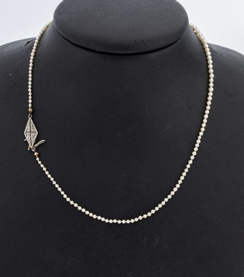 Orientperl-Collier, um 1900, verlaufend D. ca. 1.5 - 3.7 mm, Schließe GG 585/000 und Platin, ausgefasst mit 0.10 ct Diamantrosen Weiß/si-p1, L. ...