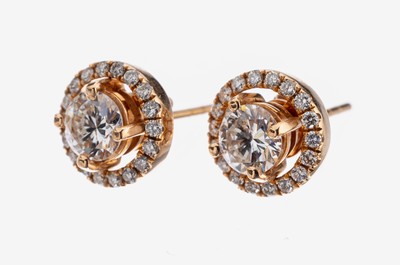Paar 18 kt Gold Brillant-Ohrstecker, RG 750/000, 2 Brillanten zus. ca. 1.10 ct Weiß/vs-si, abnehmbarer Kranz aus Brillanten zus. ca. 0.30 ct ...