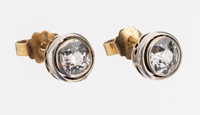 Paar 14 kt Gold Diamant-Ohrstecker, GG 585/000 und Platin, 2 Altschliff-Diamanten zus. ca. 0.80 ct Weiß/si-p1, Brisuren nicht passend