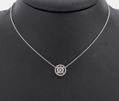 18 kt Gold Brillant-Anhänger, WG 750/000, rund, mittig Brillant ca. 0.77 ct feines Weiß (G)/si2, umgeben von Brillanten zus. ca. 0.42 ct feines ...