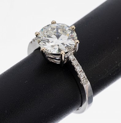 18 kt Gold Brillant-Ring, WG 750/000, mittig Brillant ca. 2.35 ct l.get.Weiß(J)/vs2,Ringschultern mit 10 Brillanten zus. ca. 0.14 ct (grav.) feines ...