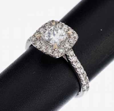 18 kt Gold Diamant-Ring, WG 750/000, mittigerhaben gefasster Princess Cut Diamant ca. 0.97 ct feines Weiß(F)/vs1, 30 Brillanten zus.ca. 0.62 ct ...