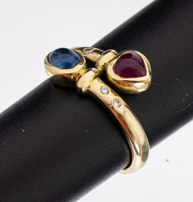 14 kt Gold Rubin-Saphir-Brillant-Ring, GG 585/000, ovaler Saphir-Cabochon und herzf. Rubin-Cabochon, 3 Brillanten zus. ca. 0.035 ct(grav.) Weiß/si, ...