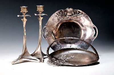 Vierteiliges Jugendstillot, Zinn, um 1900, Gallia: Doppelhenkelschale mit Durchbruch floraler Dekor, 5.5 x 28 x 25 cm, Henkelschale mit figürlichem ...