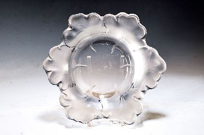 Große Schale, Lalique, 20. Jh., Kristallglas, mit Blätterdekor, signiert, ca. 6.5 cm, D. ca. 30 cm, Gebr.-spuren am Boden