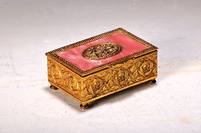 Spieluhr, um 1900/20, Messinggehäuse mit umlaufendem Rosendekor, im oval galante Szene, Perlmuttimitat, innen mit Holz ausgeschlagen, ca. 5 x 12.5 x ...