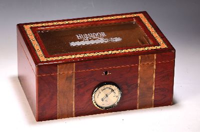Humidor, neuzeitlich, facettierter Glaseinsatz im Deckel, Holzkasten furniert, Deckel mit Intarsienband, ca. 15x24x34cm