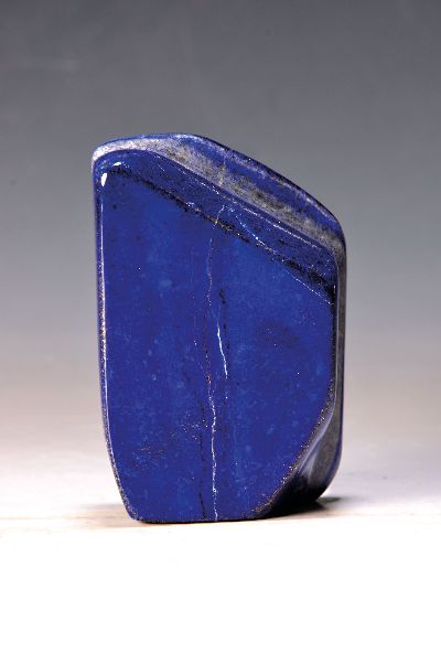 Kleiner Lapislazuli in Freiform, Afghanistan, ca. 1,3 kg, geschliffen und poliert, Pyrit- und Calcit-Einschlüsse, H. 14 cm