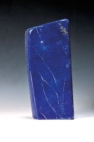 Lapislazuli in Rechteckform, Afghanistan, ca. 3.3 kg, aufrechte rechteckige Form, Pyrit und Calcit-Sprenkelung, H. 24 cm