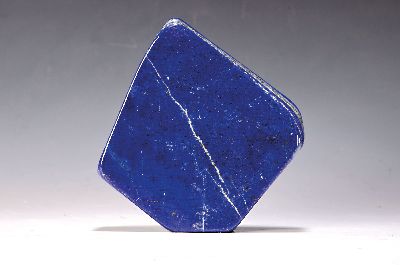Lapislazuli in Form eines aufrechten Rhombus, Afghanistan, ca. 1,8 kg, rhomboide Form mit abgeflachtem Stand, Pyrit- und Calcit -Einschlüsse, ...