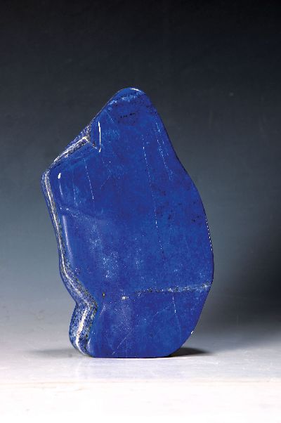 Lapislazuli in stilisiert figürlicher Form, Afghanistan, ca. 1,6 kg, geschliffen und poliert, Pyrit- und Calcit-Adern, H. 20 cm