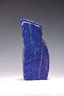 Lapislazuli in Freiform, Afghanistan, ca. 1,79kg, kräftige blaue Farbe, dichte weiße Calcit-Adern, H. 19 cm
