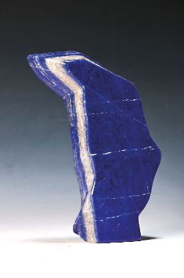 Lapislazuli in stilisierter Vogelform, Afghanistan, ca. 2,5 kg, aufrecht stehende Form eines stilisierten Vogels, Pyrit- und Calcit-Adern, H. 24 cm