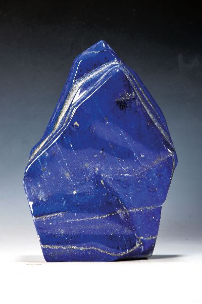 Sehr dekorativer Lapislazuli in Freiform, Afghanistan, ca. 8,1 kg, abstrakt rhomboide Form, feine goldfarbene Pyrit- und weiße Calcit-Adern, H. 30 cm