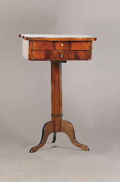 Biedermeier Beistelltisch, norddeutsch, um 1840/50, Mahagonifurnier, 2 Schubladen, 1 Schlüssel, ca. 75 x 47 x 39 cm, EZ 2